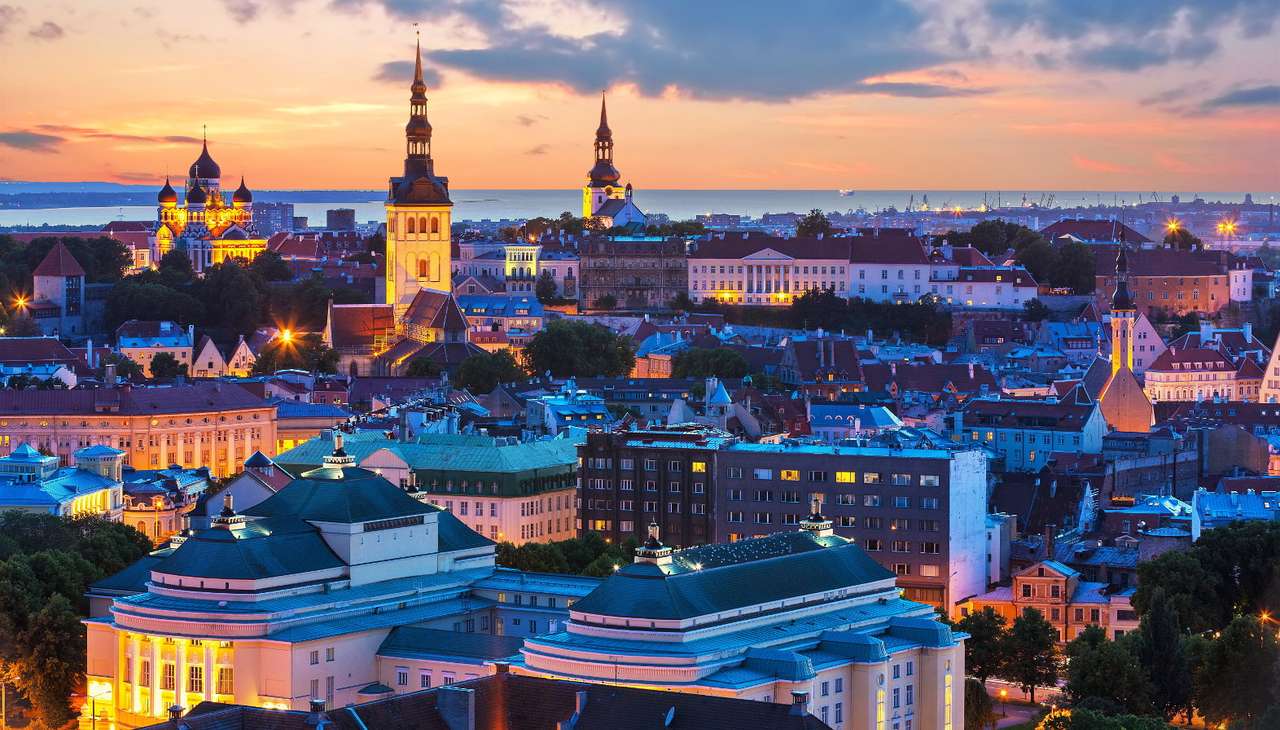 Kvällspanorama över Tallinn (Estland) Pussel online