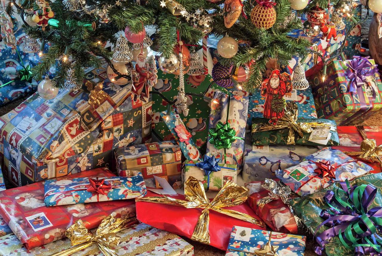 Ajándékok a karácsonyfa alatt online puzzle