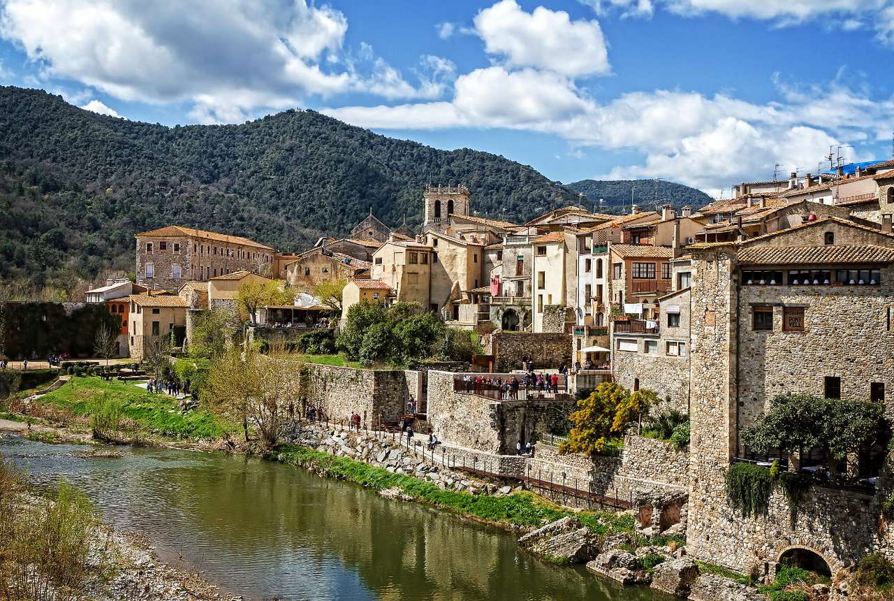 Средновековен град Бесалу в Каталуния (Испания) онлайн пъзел от снимка