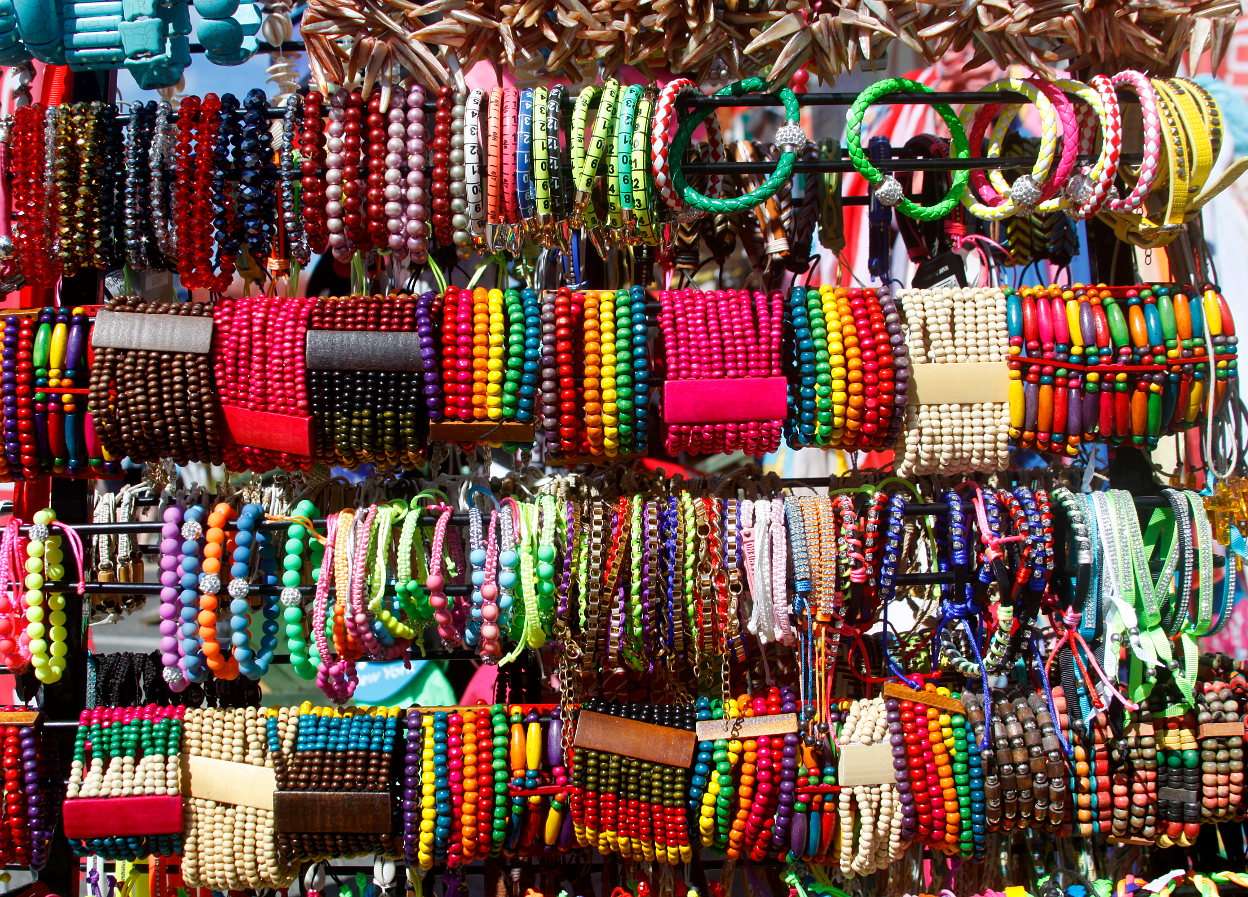 Kleurrijke armbanden op een kraam online puzzel