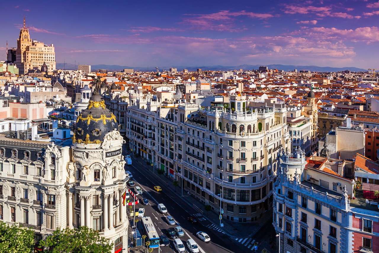 Strada Gran Via din Madrid (Spania) puzzle online din fotografie