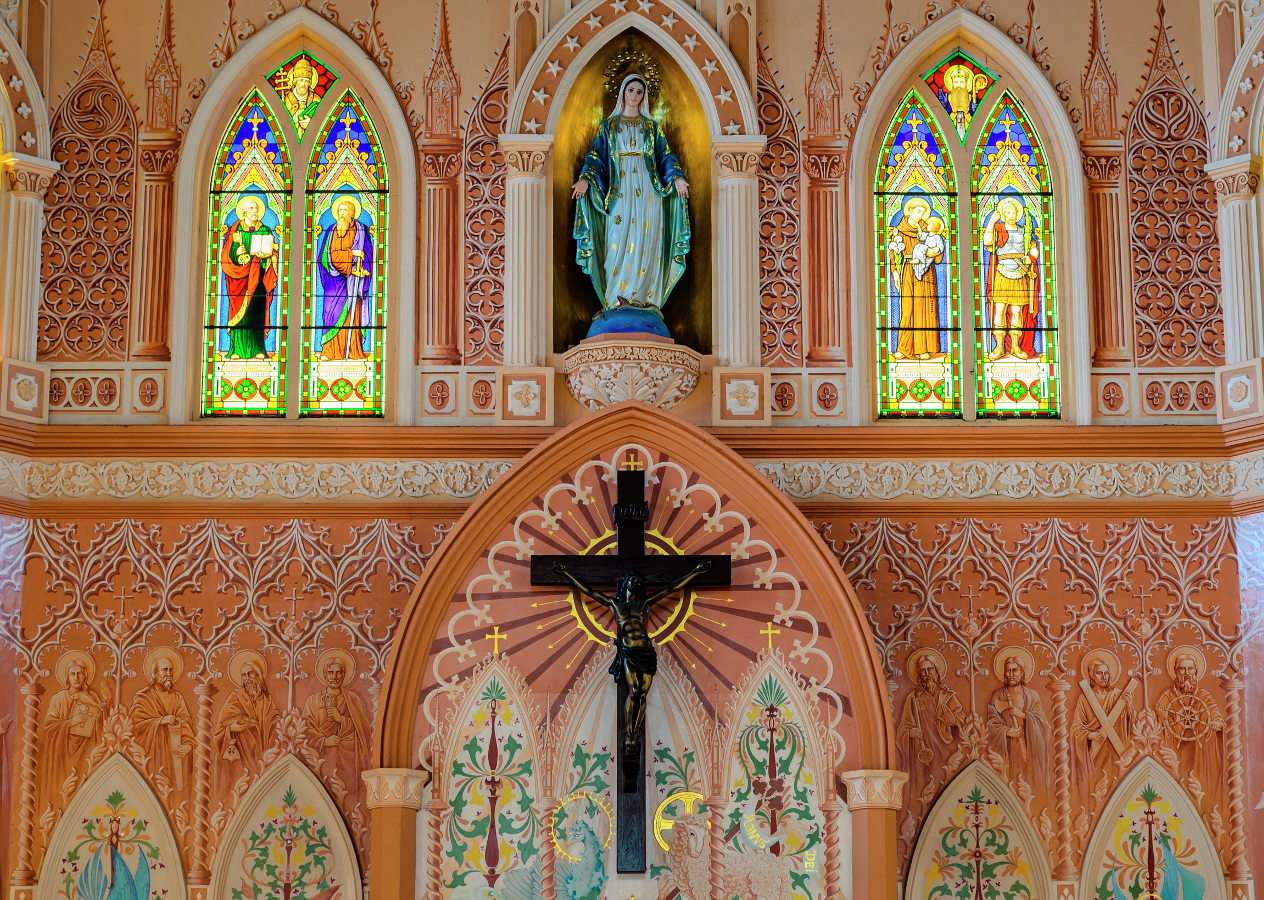 Interiorul bisericii catolice puzzle online din fotografie