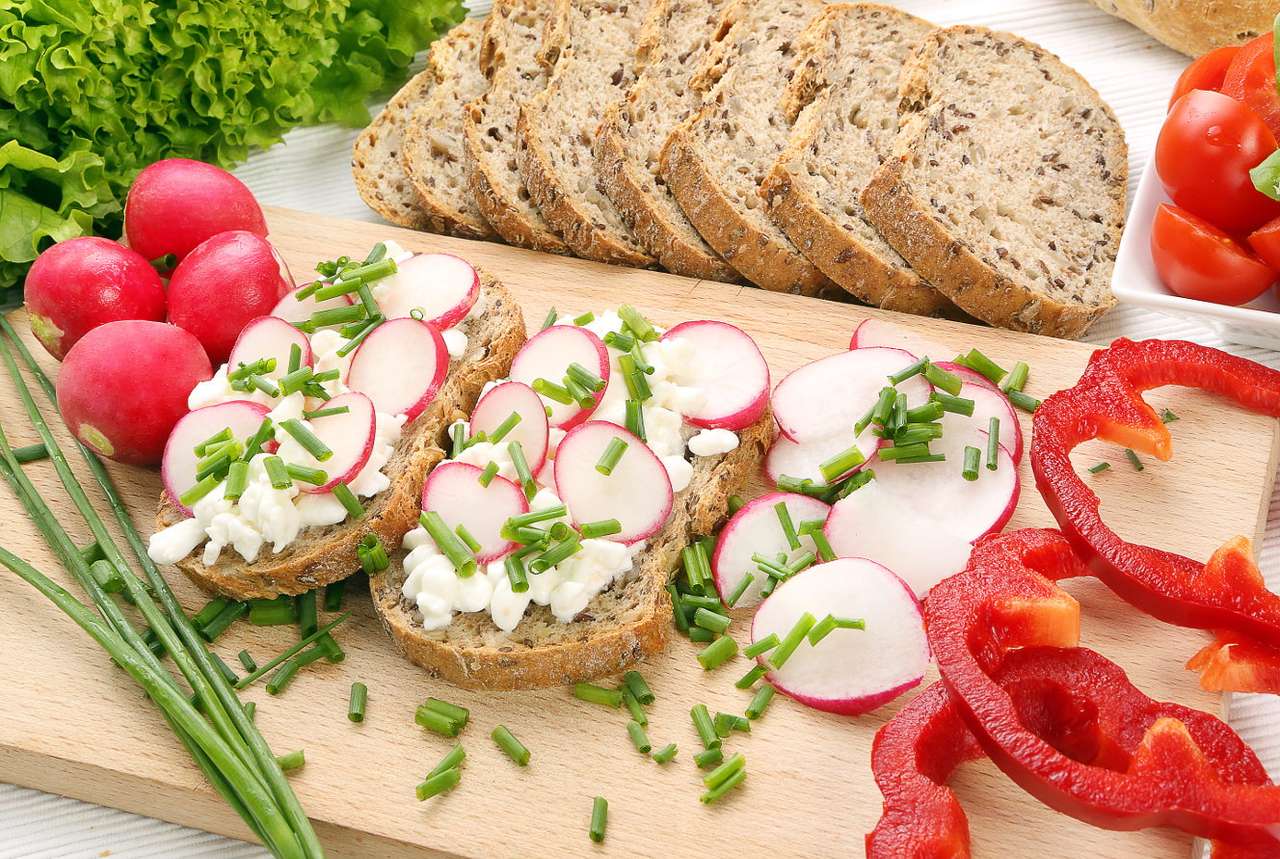 Vit ost och rädisa smörgås pussel online från foto