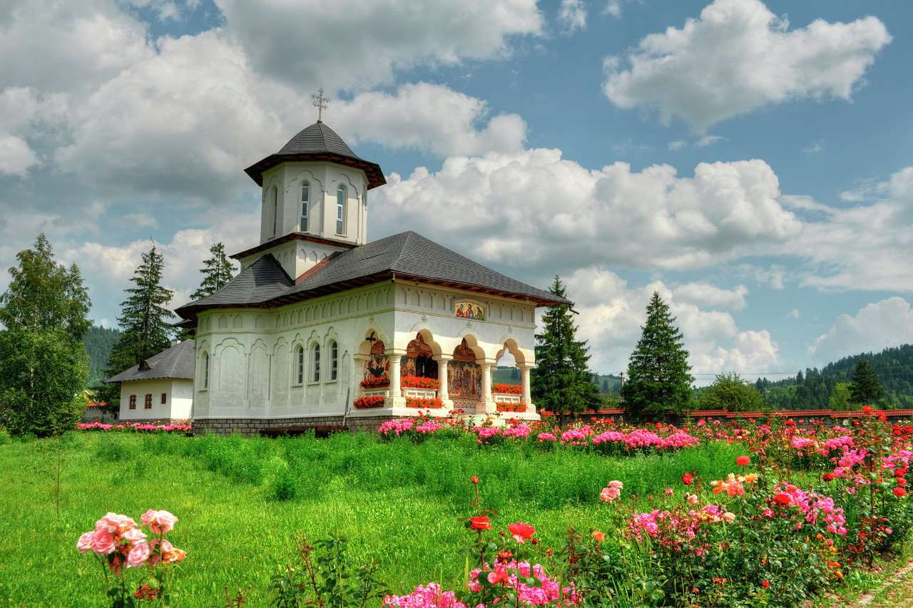 Kloster i Izvoru Mures (Rumänien) Pussel online
