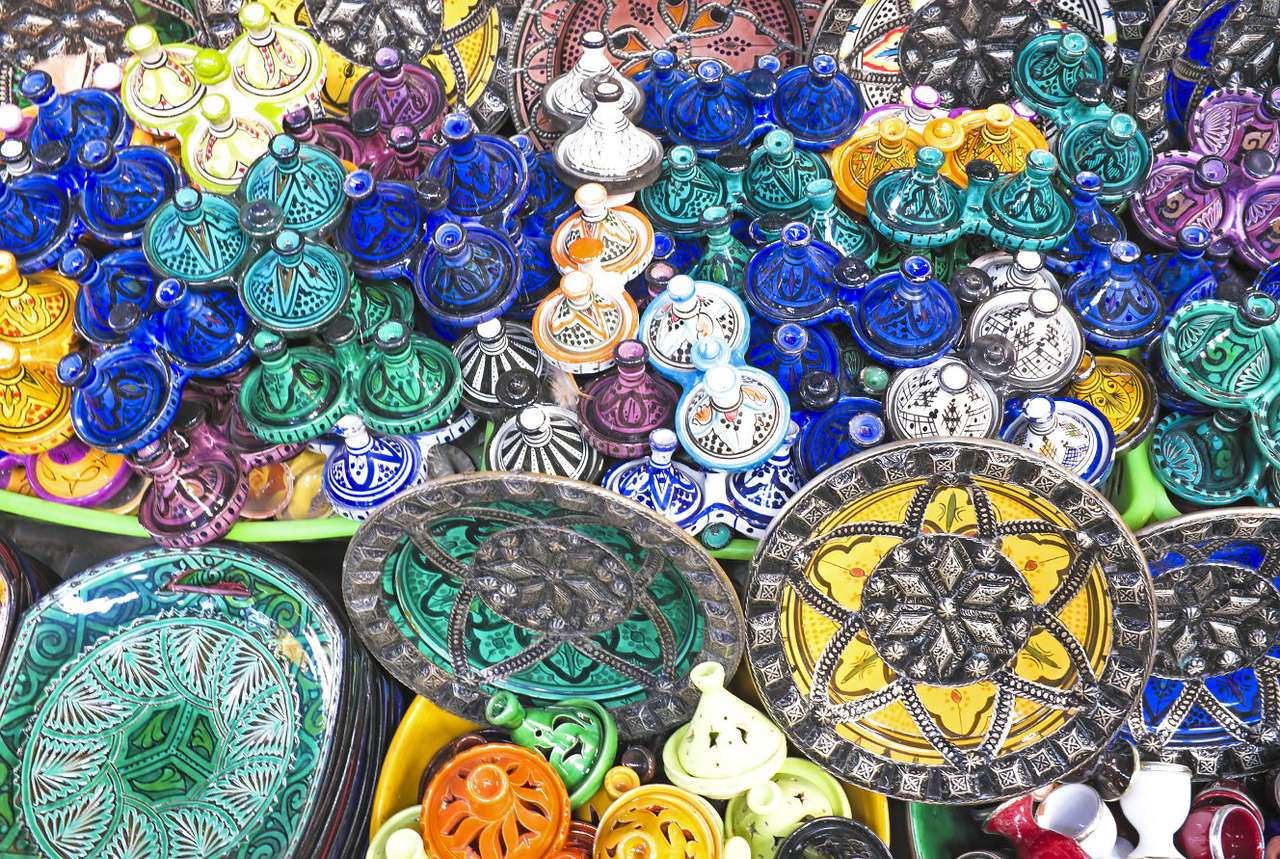 Pots de tajine colorés au marché puzzle en ligne