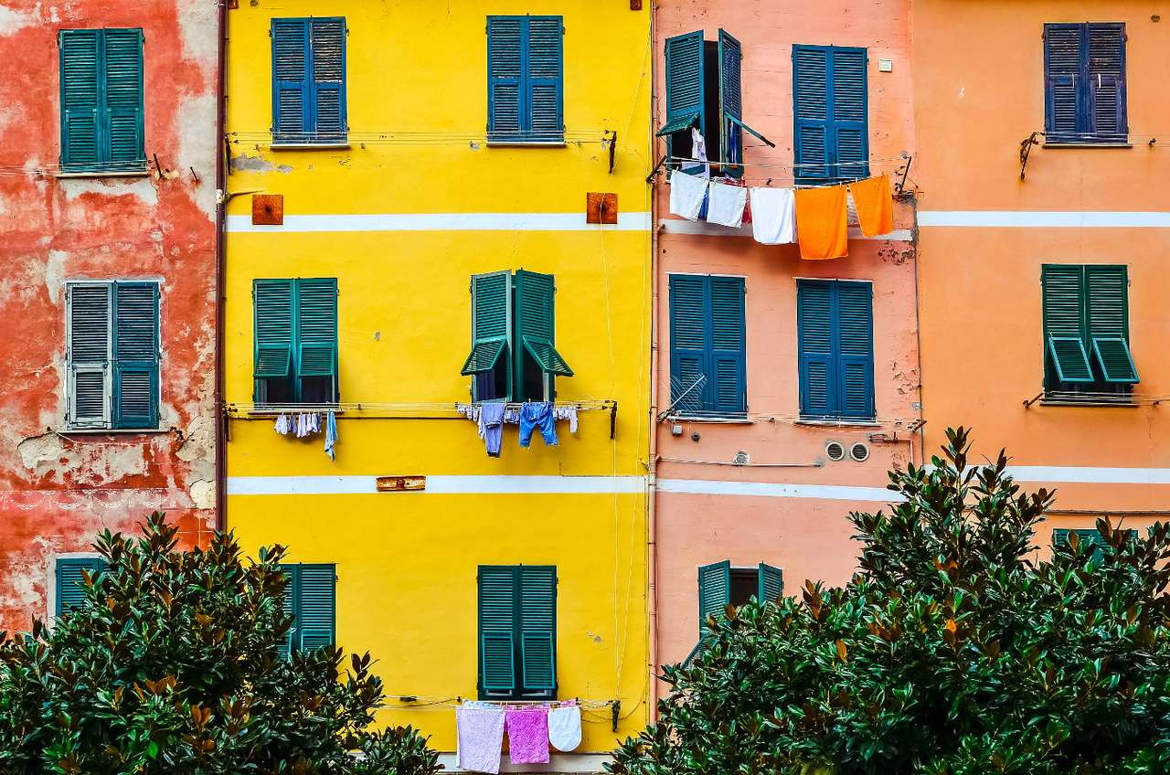 Fațade colorate ale caselor (Italia) puzzle online din fotografie