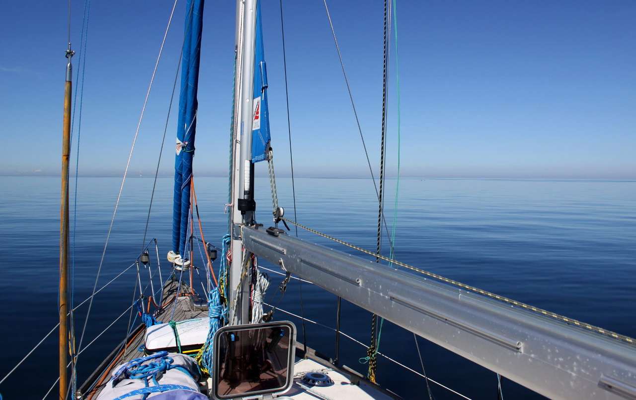 Yacht a nyugodt tengeren puzzle online fotóról