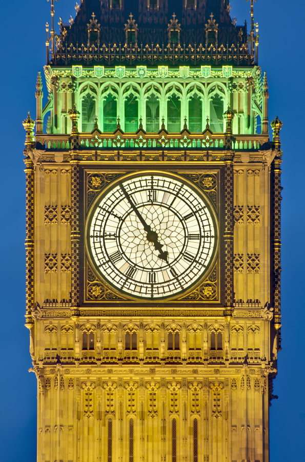 Klockans ansikte vid Elizabeth Tower (Storbritannien) pussel online från foto