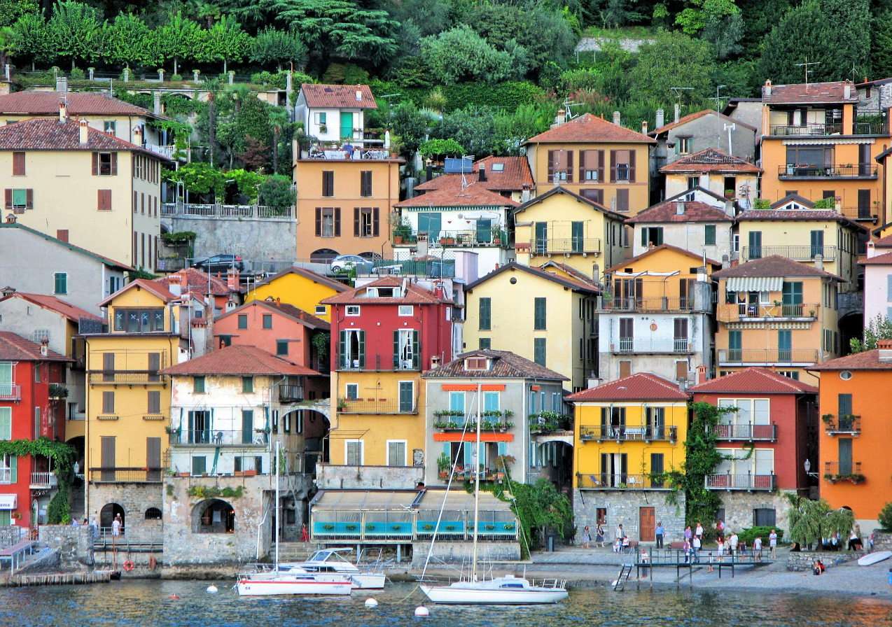 Maisons colorées à Varenna sur le lac de Côme (Italie) puzzle en ligne à partir d'une photo