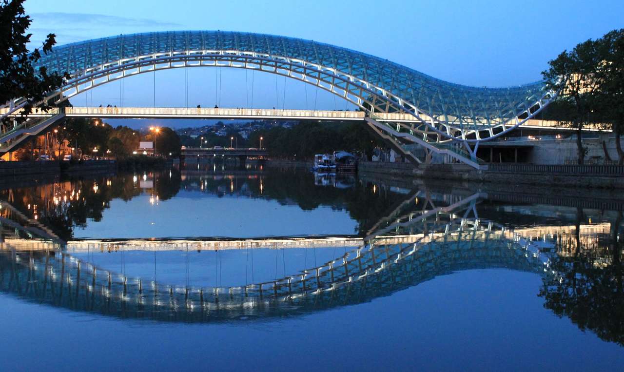 Puente moderno en Tbilisi (Georgia) rompecabezas en línea