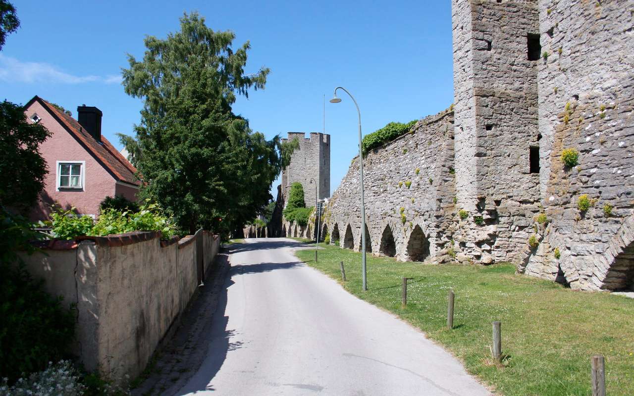 Defensive walls in Visby (Sweden) puzzle online from photo