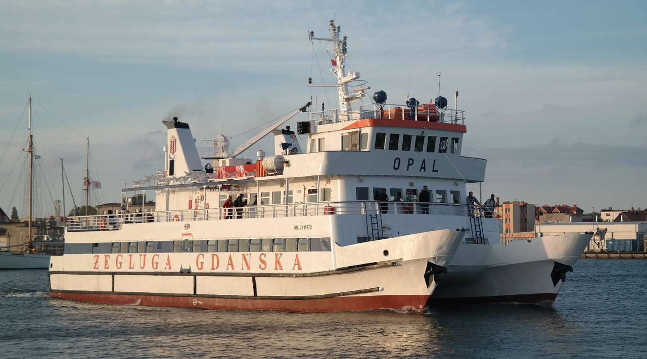 Η Opal αφήνει το λιμάνι στο Hel (Πολωνία) online παζλ
