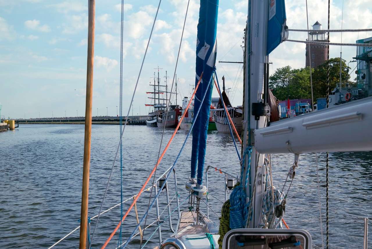 Яхта, заминаваща от пристанището Kołobrzeg (Полша) онлайн пъзел от снимка