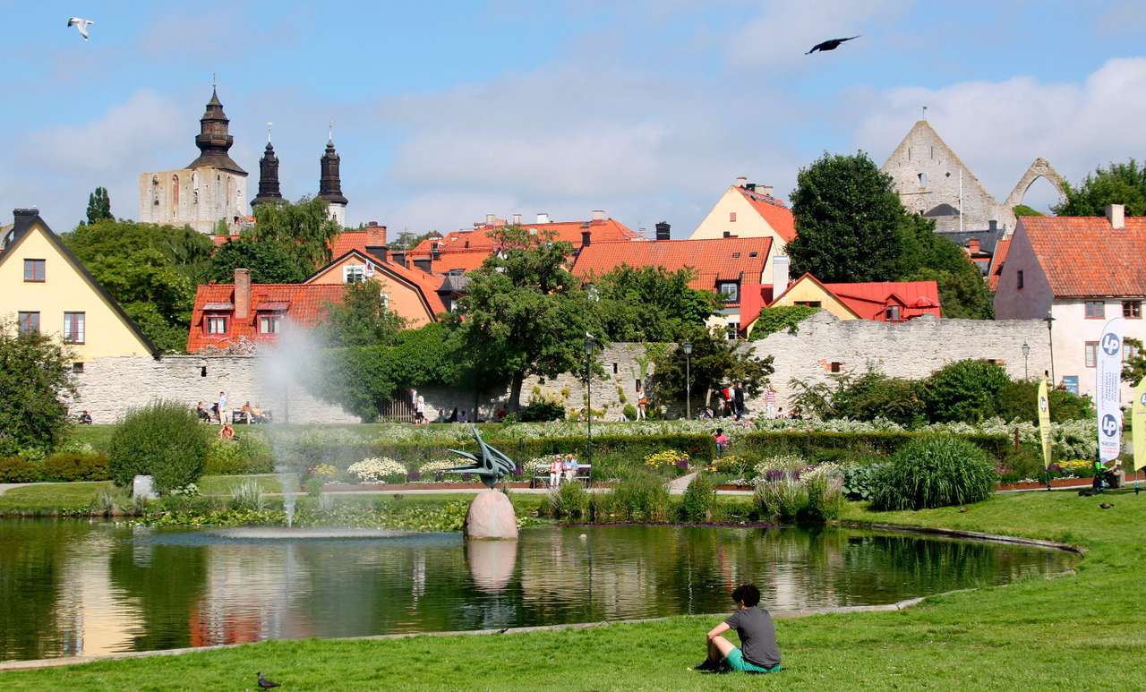 Парк у центрі Вісбю (Швеція) головоломка з фото