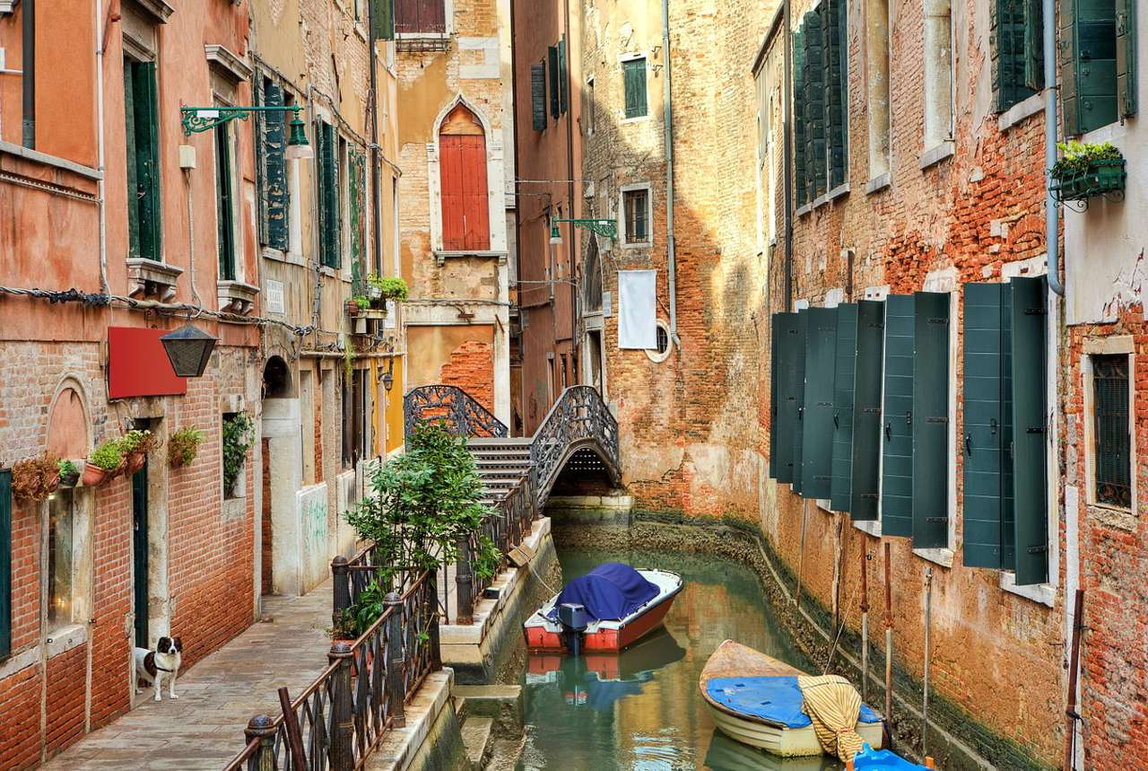 Csatorna az épületek között Velencében (Olaszország) online puzzle