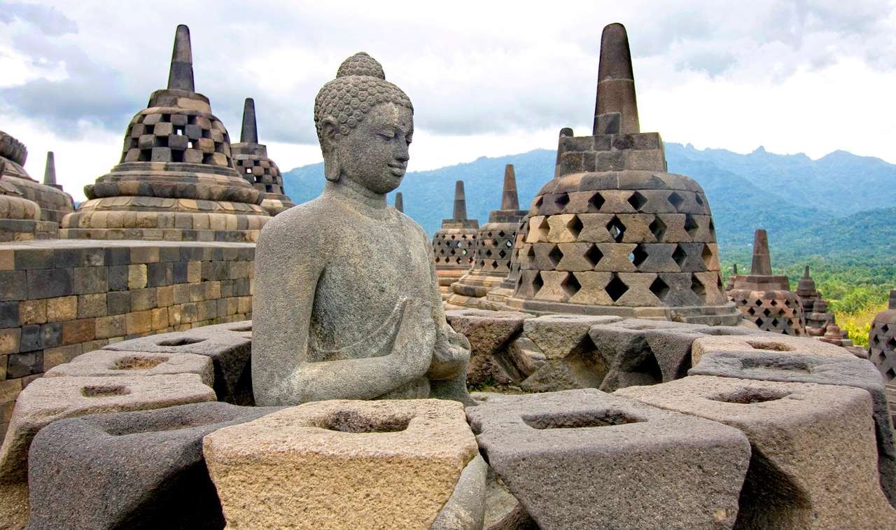 Statue de Bouddha dans le temple de Borobudur (Indonésie) puzzle en ligne à partir d'une photo