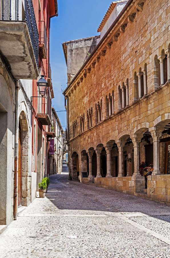 Narrow street in the town of Besalú (Spain) puzzle online from photo