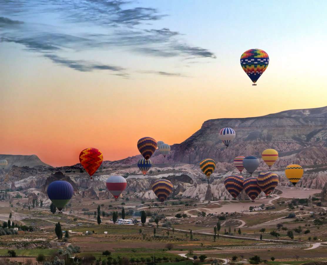 Ballonger på en bakgrund av soluppgång i Kappadokien (Turkiet) Pussel online