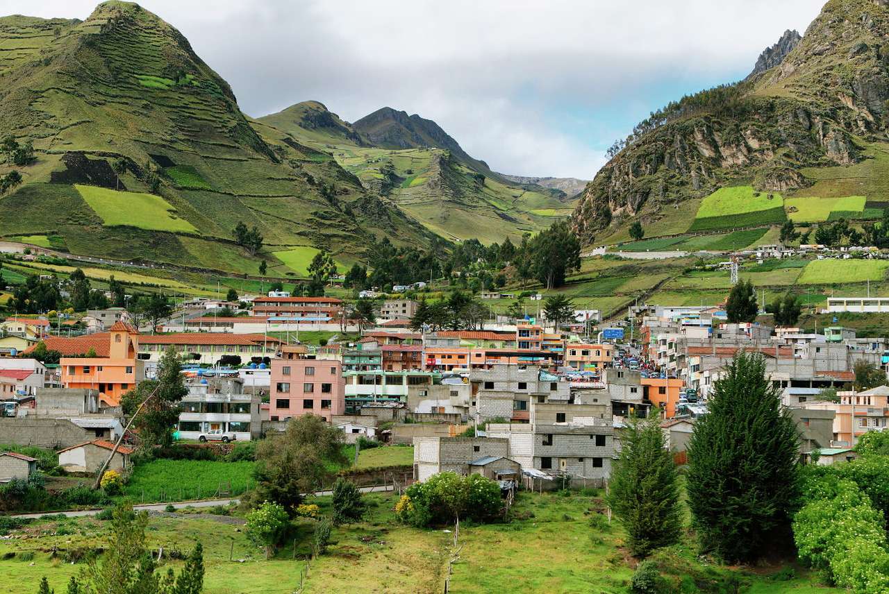 De stad Zumbahua tegen de achtergrond van de Andes (Ecuador) puzzel online van foto