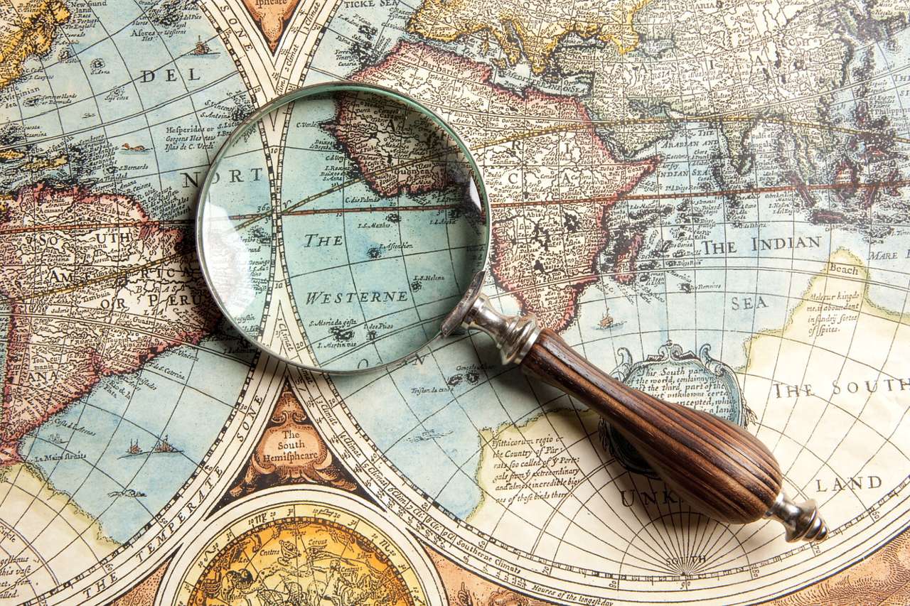 Historical map and a magnifying glass online puzzle