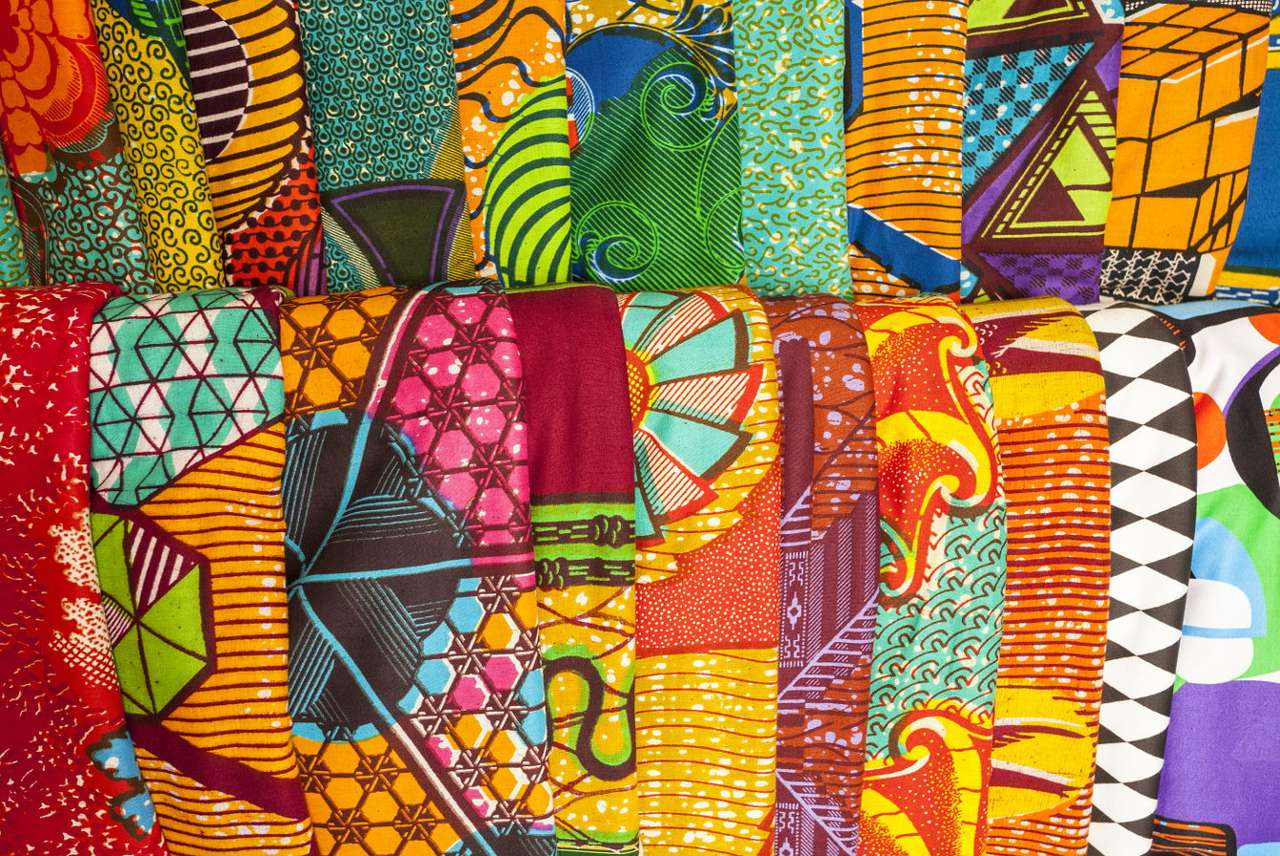Telas tradicionales africanas en un puesto en el mercado en Ghana puzzle online a partir de foto