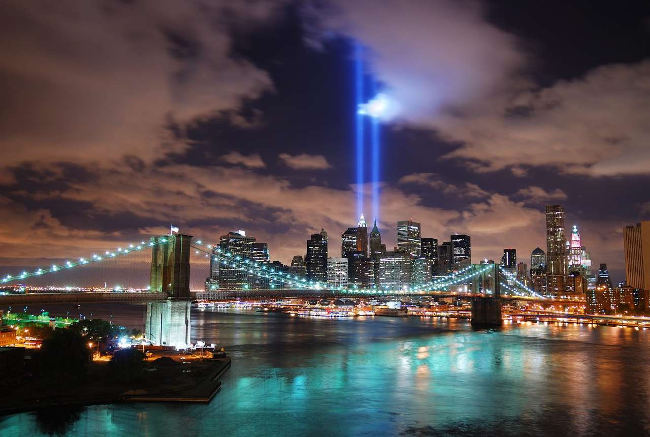 Avondpanorama van Manhattan met het eerbetoon in het licht (VS) online puzzel