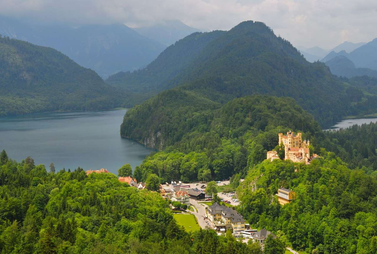 Castelul Hohenschwangau din Alpii Bavarezi (Germania) puzzle online din fotografie
