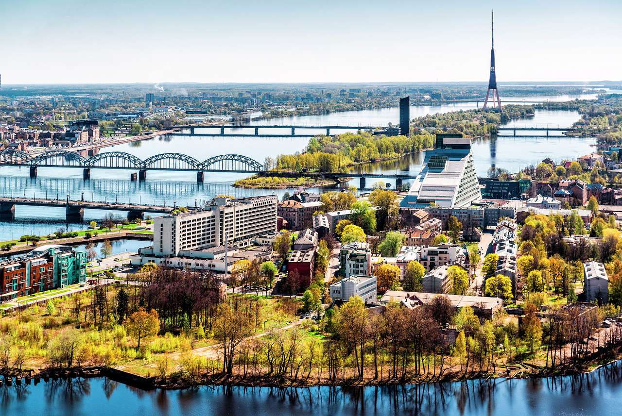 Ponte e torre della televisione sul fiume Daugava (Lettonia) puzzle online