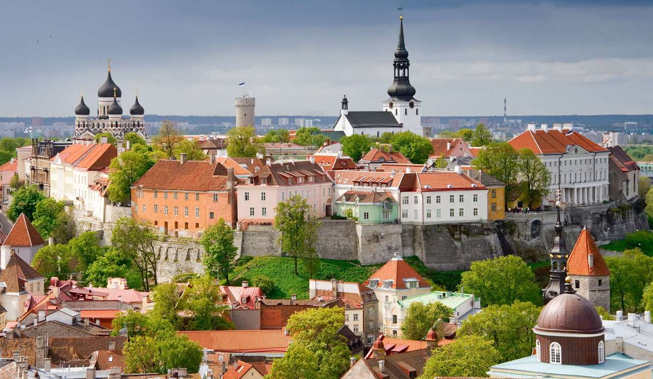 Colline de la cathédrale de Toompea à Tallinn (Estonie) puzzle en ligne