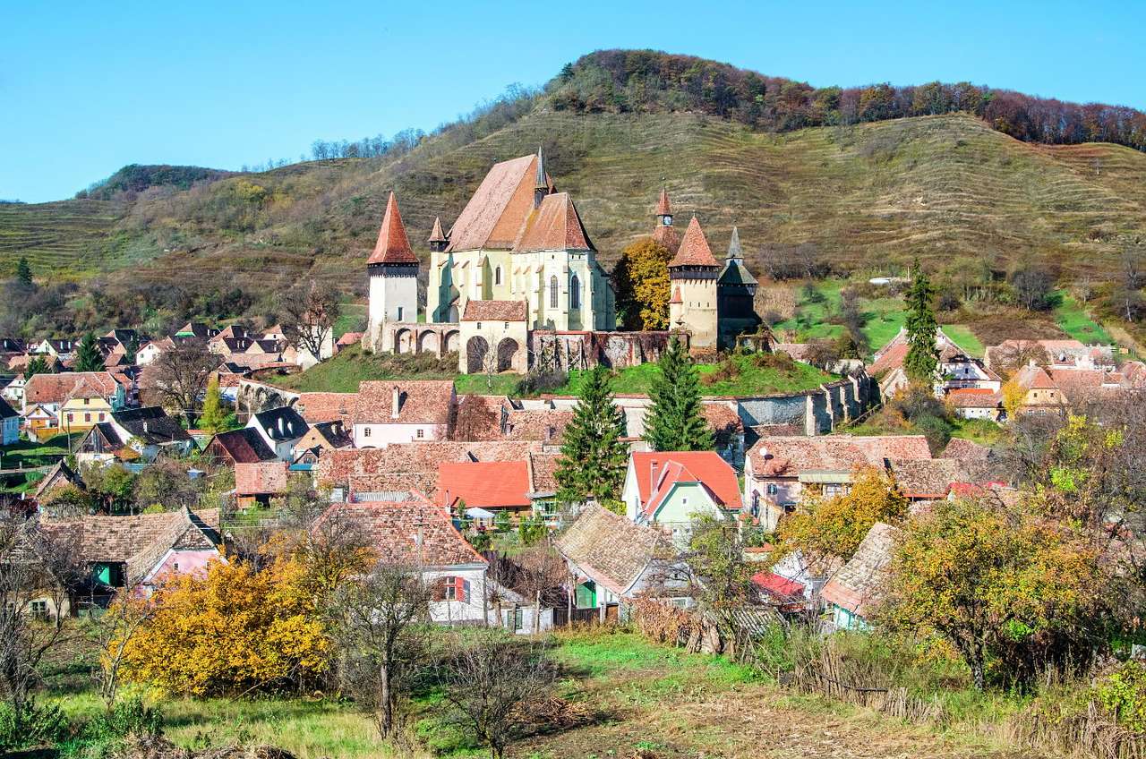 Укріплена церква в Біртані (Румунія) головоломка з фото