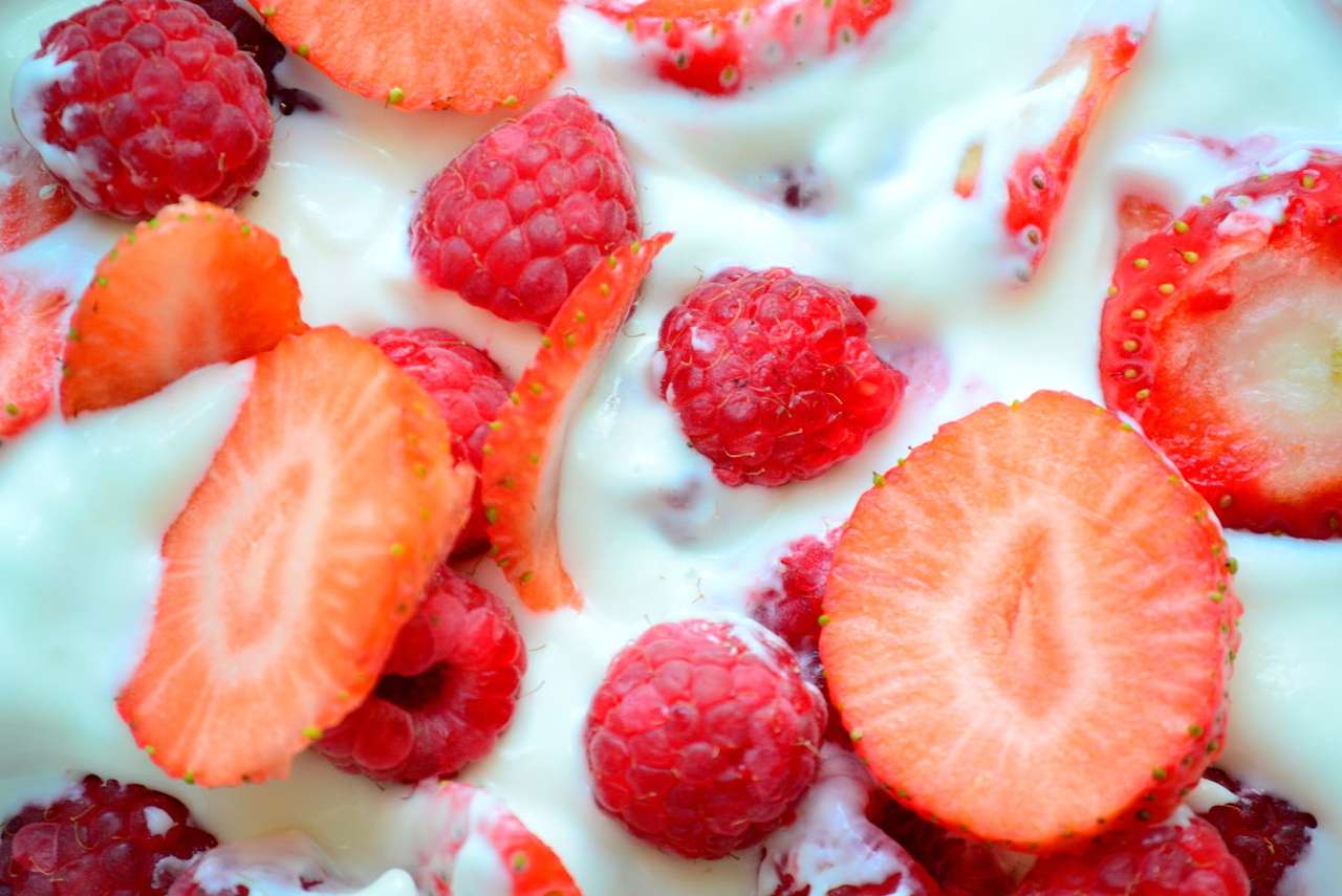 Framboesas e morangos com iogurte puzzle online a partir de fotografia