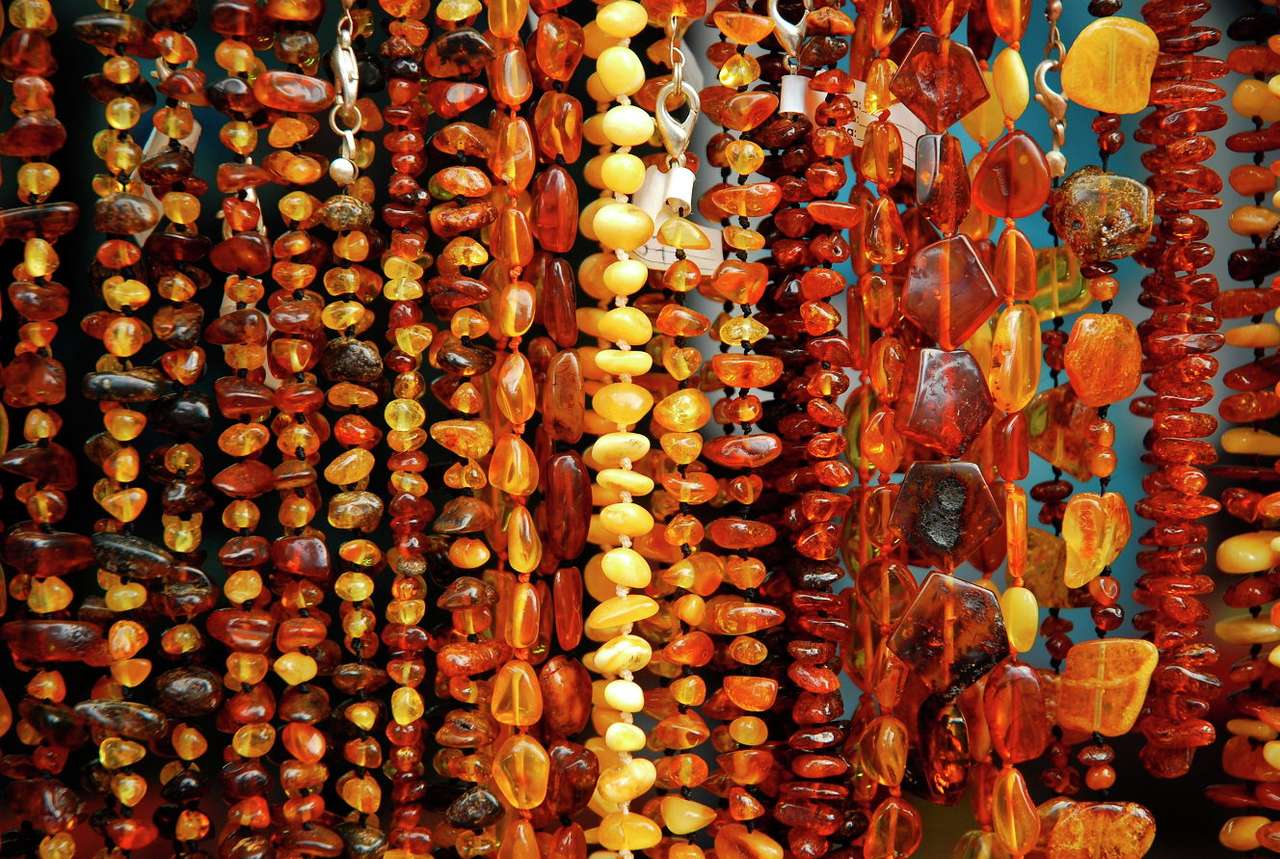 Chaînes de perles d'ambre sur l'étal en Pologne puzzle en ligne à partir d'une photo