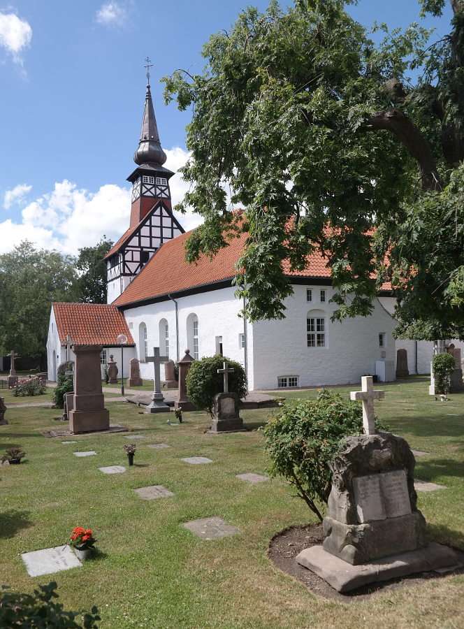 Kyrka och kyrkogård i Nexø (Danmark) pussel online från foto