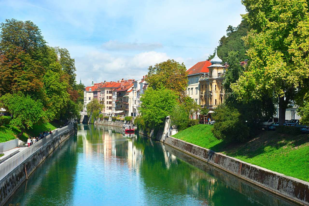 El río Ljubljanica en Ljubljana (Eslovenia) puzzle online a partir de foto