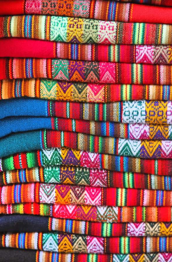 Stoffe auf dem Markt (Peru) Online-Puzzle vom Foto