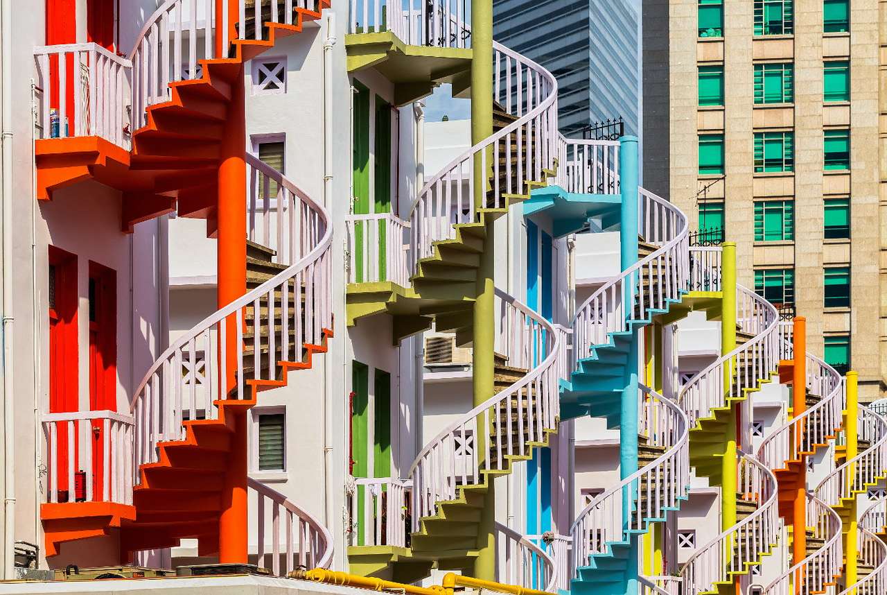 Escaliers en colimaçon colorés à Bugis (Singapour) puzzle en ligne