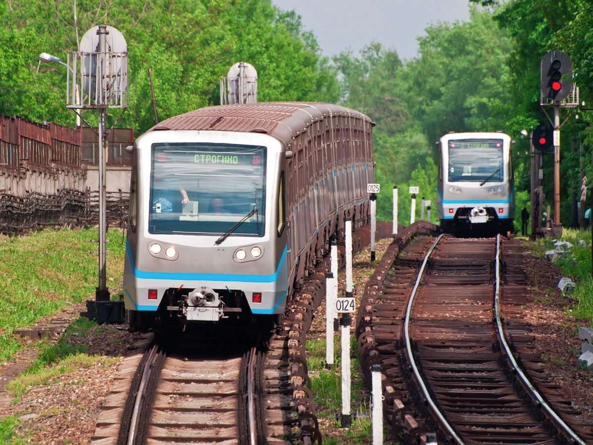 Lätt tunnelbanetåg i Moskva (Ryssland) pussel online från foto