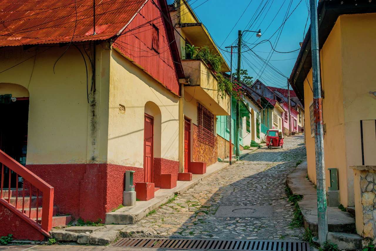 Strada stretta nella città di Flores (Guatemala) puzzle online da foto