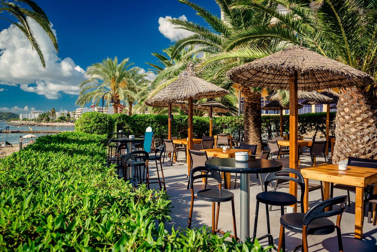 Le restaurant sur la plage à Ibiza (Espagne) puzzle en ligne à partir d'une photo