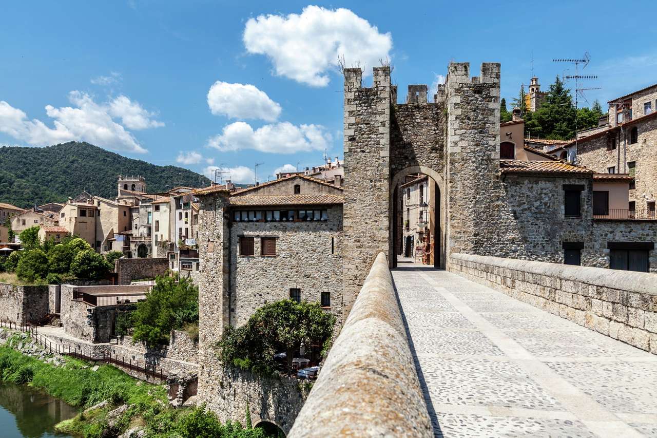 Středověké hradby Besalú (Španělsko) online puzzle