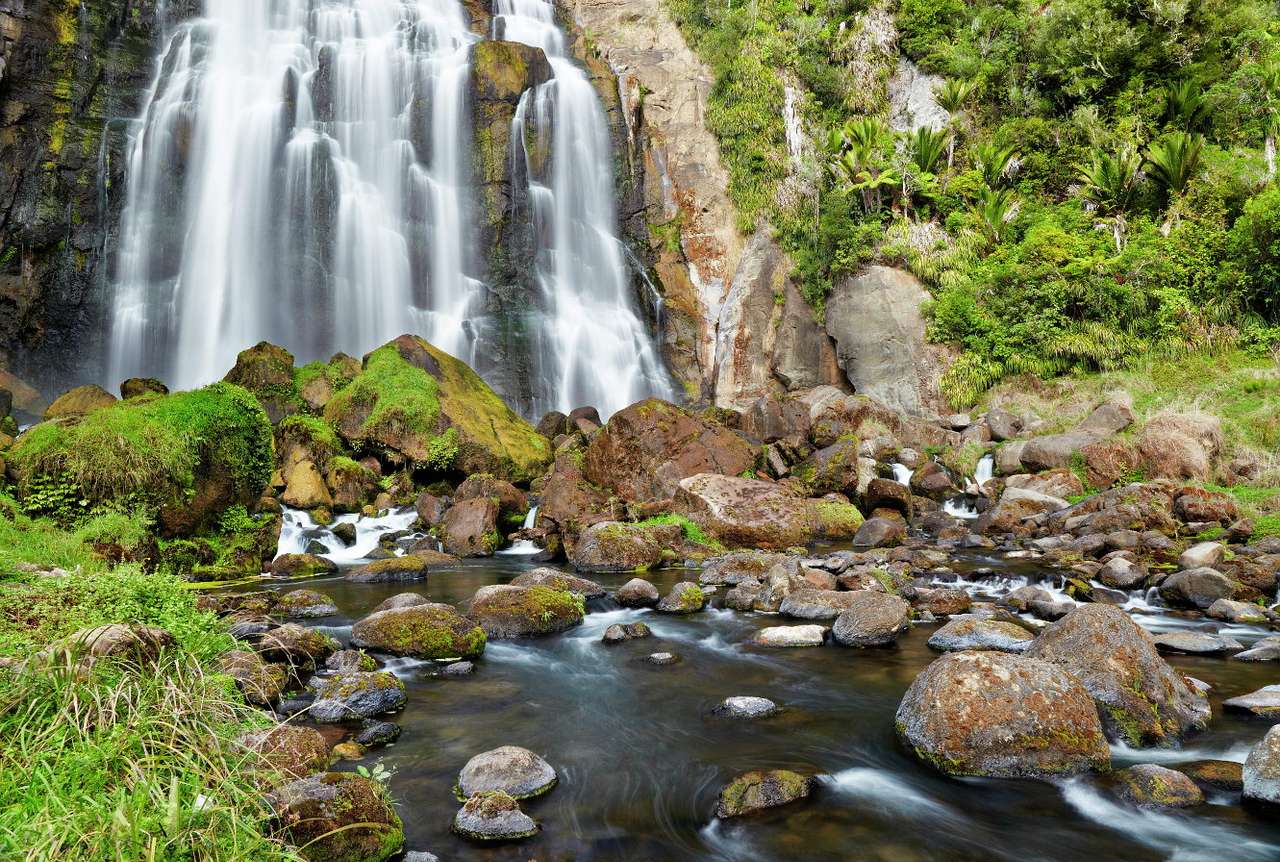 Cascada en el río Marokopa (Nueva Zelanda) puzzle online a partir de foto