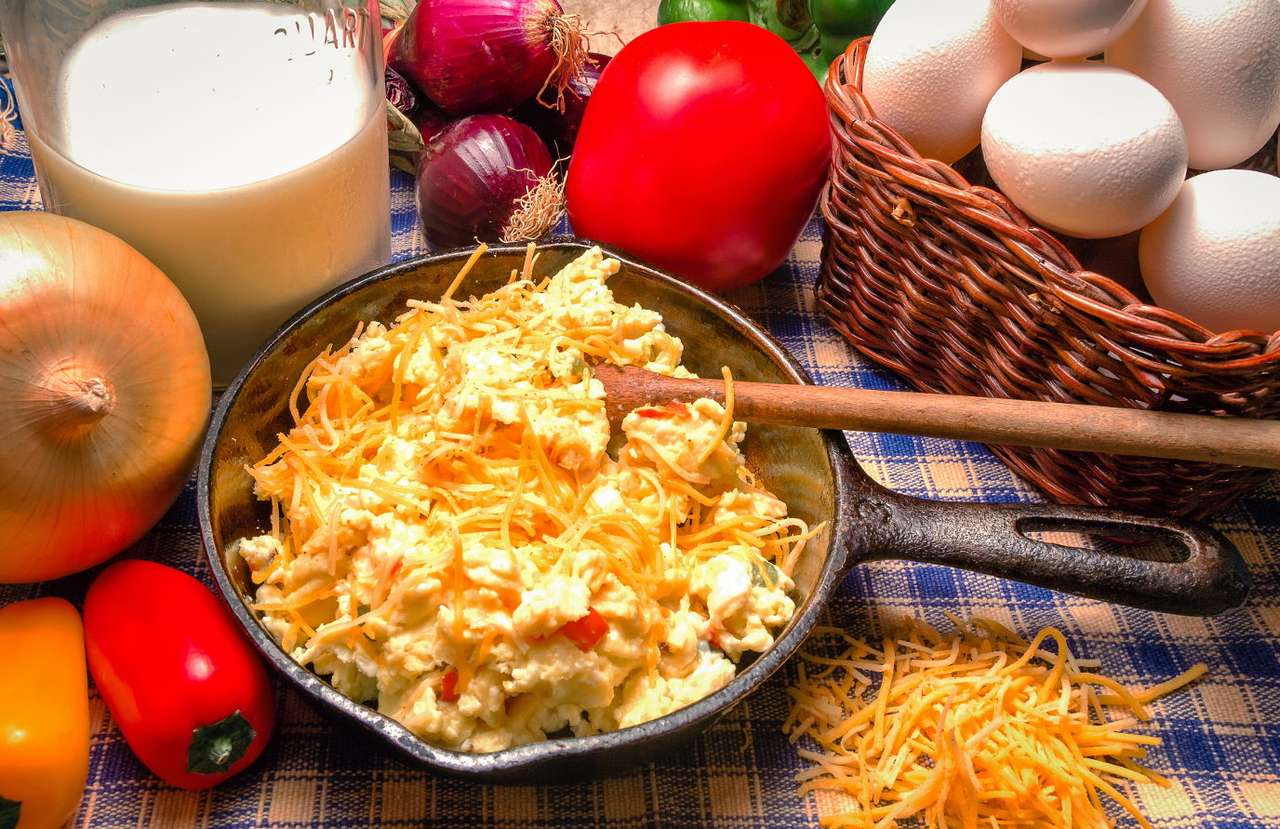 Scrambled eggs with cheese and tomatoes puzzle online from photo