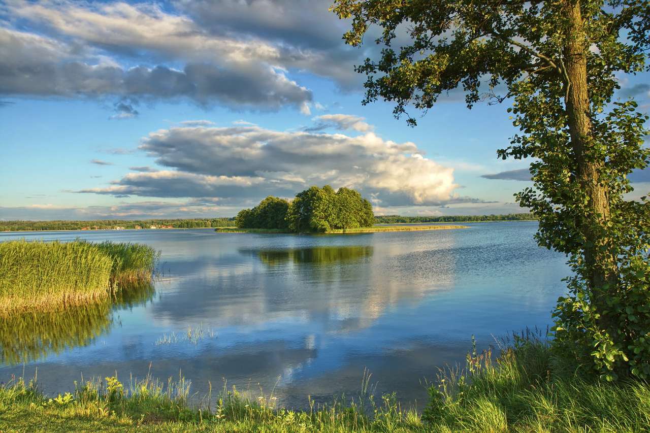 Ostrůvek v Mazurském jezeře (Polsko) puzzle online z fotografie