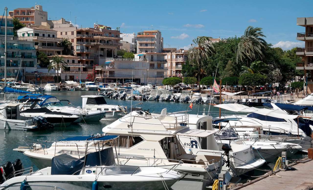 Motorbåtar i småbåtshamnen i Porto Cristo (Spanien) Pussel online