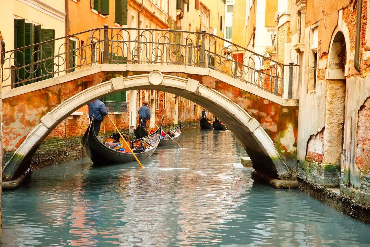 Gondoly na kanálu v Benátkách (Itálie) puzzle online z fotografie