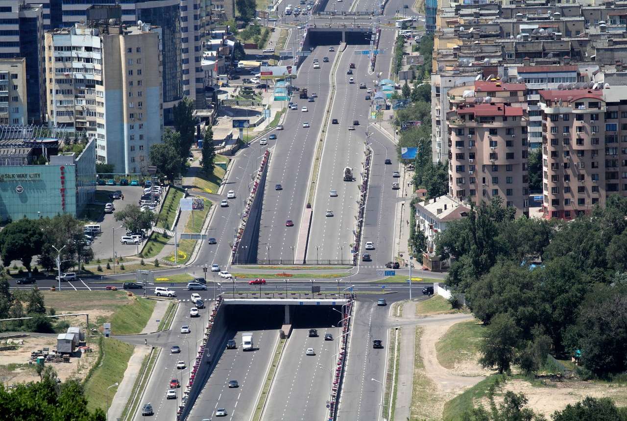 Straße in der Stadt Almaty (Kasachstan) Online-Puzzle vom Foto