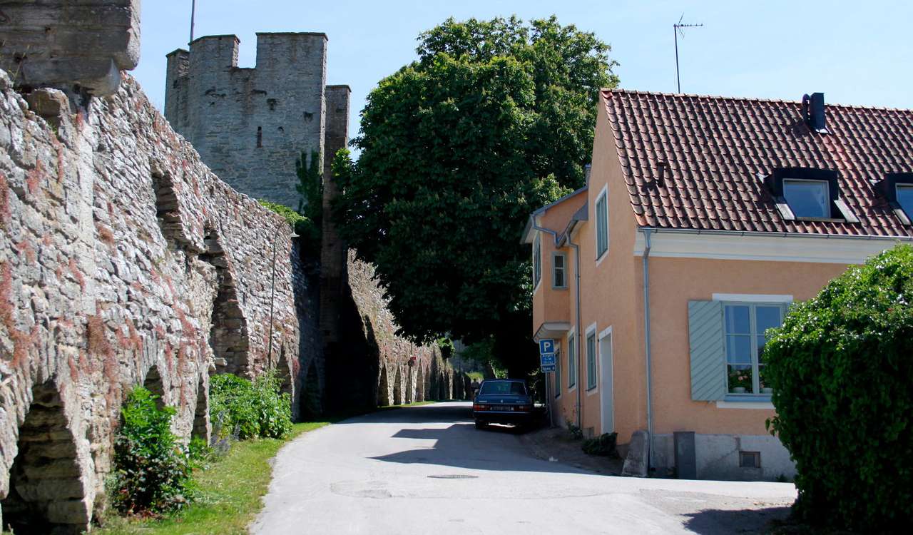 Calle a lo largo de murallas defensivas en Visby (Suecia) rompecabezas en línea