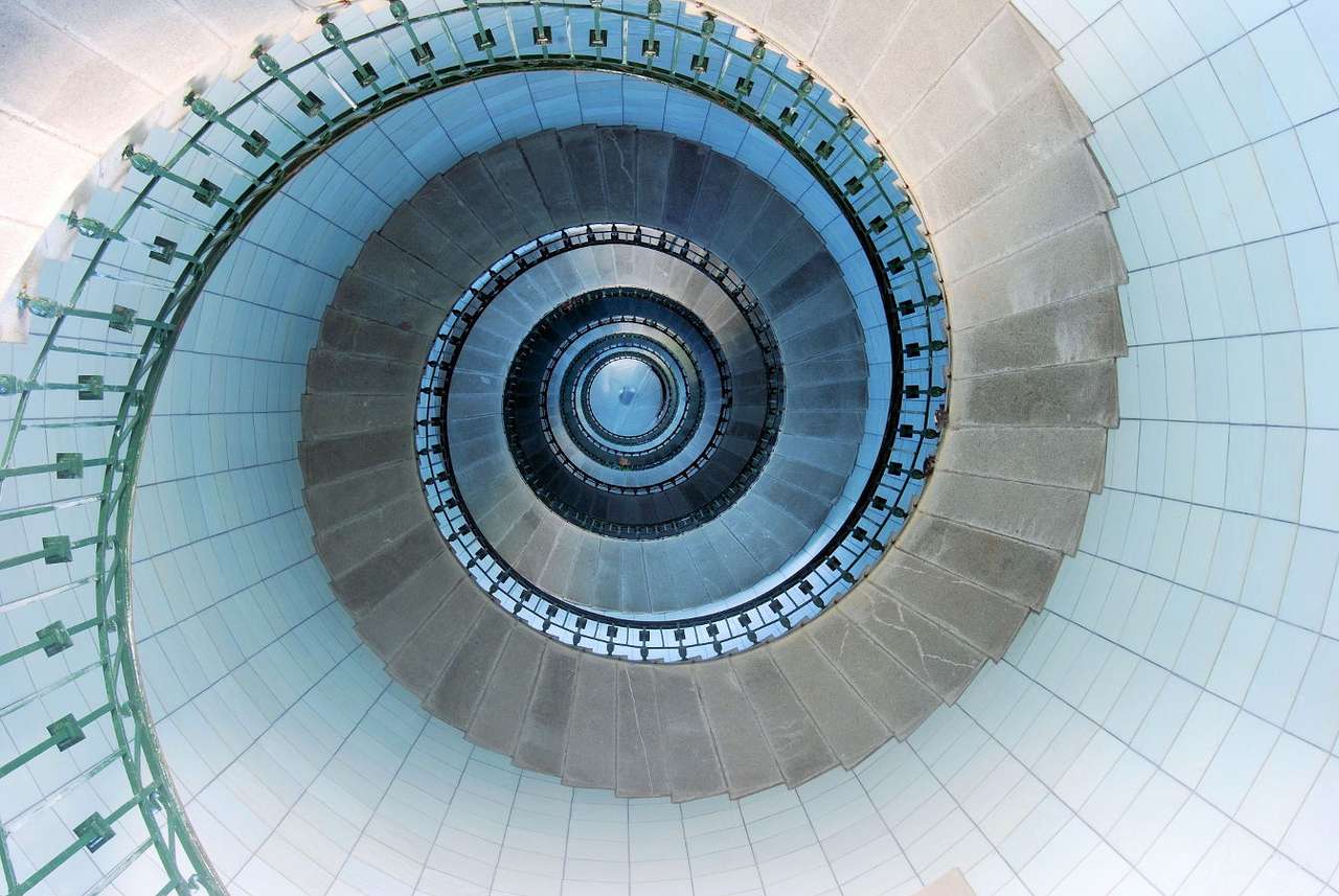 Scara în spirală a farului Eckmühl din Bretania (Franța) puzzle online din fotografie