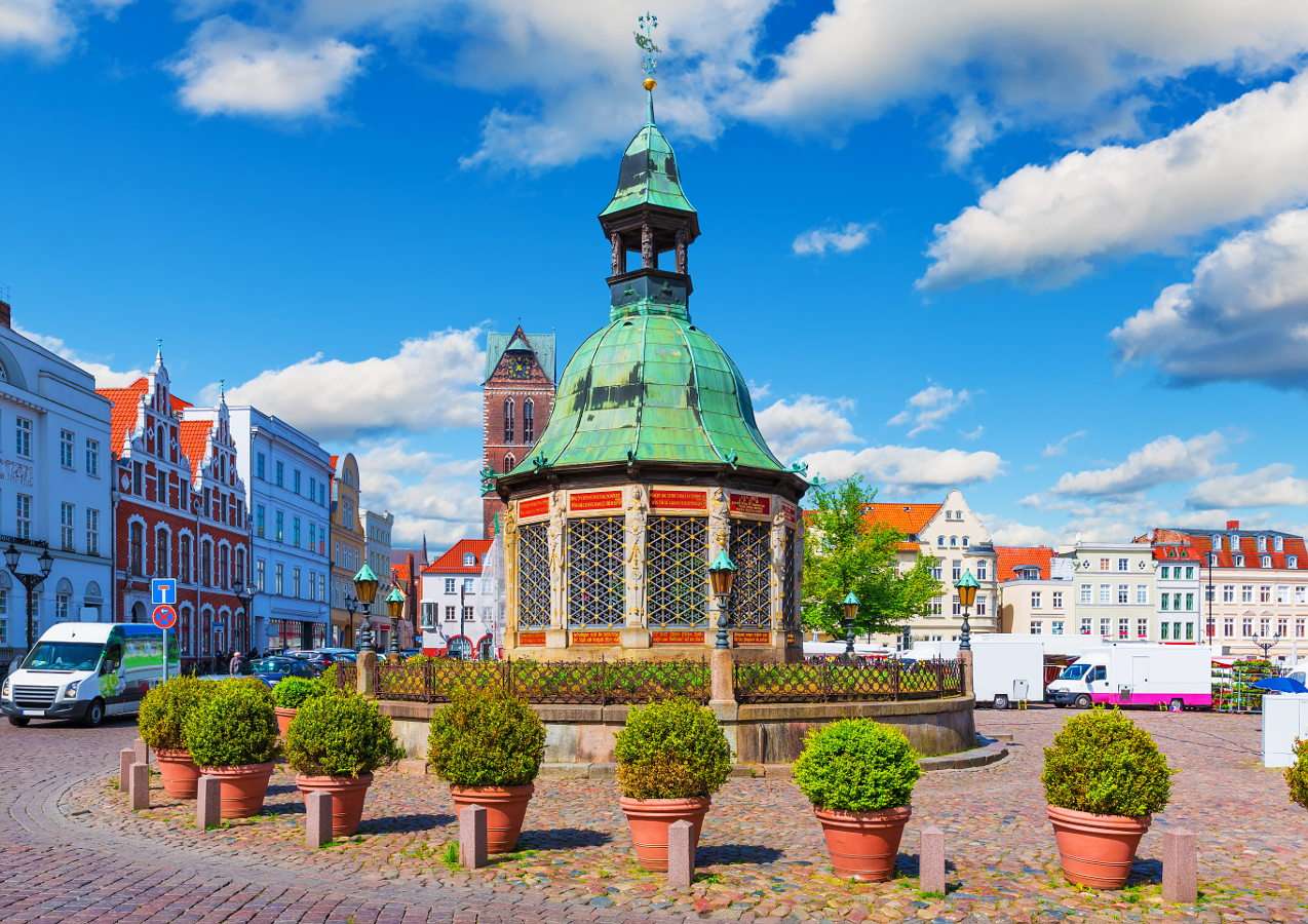 Vattenverk fontän vid Wismar marknaden (Tyskland) pussel online från foto