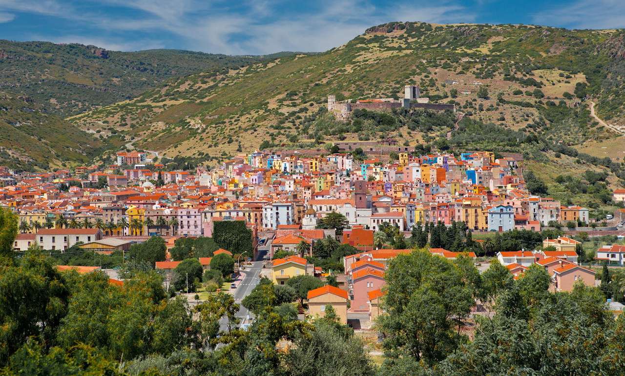 Barevné domy v Bosě (Itálie) puzzle online z fotografie